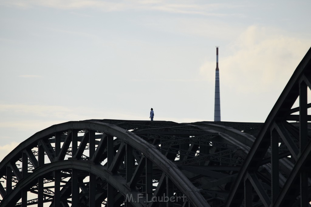 PSpringt kein Suizid Brueckenspringer Koeln Hohenzollernbruecke P057.JPG - Miklos Laubert